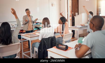 Éducation, diversité ou étudiant en classe pour question en classe scolaire, collégiale ou universitaire. Connaissance, étude ou groupe de Banque D'Images