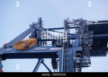 Odessa, Ukraine SIRCA 2018: Grues d'amarrage du terminal de conteneurs contre le ciel bleu. Port industriel avec conteneurs Banque D'Images