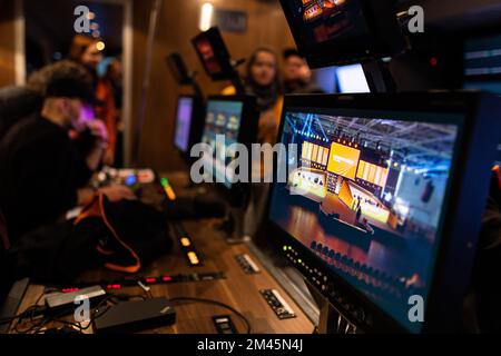 Hanovre, Allemagne. 16th décembre 2022. Sur un écran dans une salle de contrôle de l'une des salles d'exposition, on peut voir la scène principale du 'DeamHack'. DreamHack' est un événement de jeu avec des tournois e-sports qui a lieu de 15 décembre à 18 à Hanovre. Credit: Michael Matthey/dpa/Alay Live News Banque D'Images