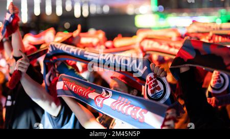 Hanovre, Allemagne. 16th décembre 2022. Les fans de l'équipe e-sports 'Eintracht Spandau (EINS)' tiennent les foulards de fans sur leur tête pendant un match d'exposition. DreamHack' est un événement de jeu avec des tournois e-sports qui a lieu de 15 décembre à 18 à Hanovre. Credit: Michael Matthey/dpa/Alay Live News Banque D'Images