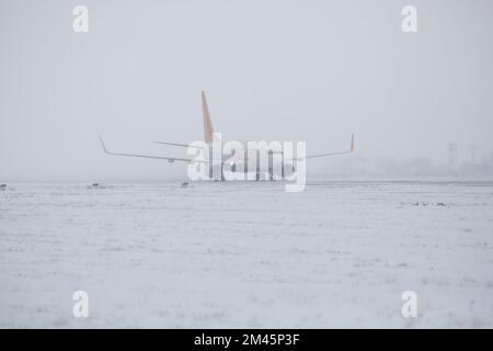 Odessa, Ukraine - VERS 2018: Avion de compagnie Pegasus sur piste en blizzard. Avion en train de rouler sur la piste d'atterrissage pendant une forte neige. Passager Banque D'Images