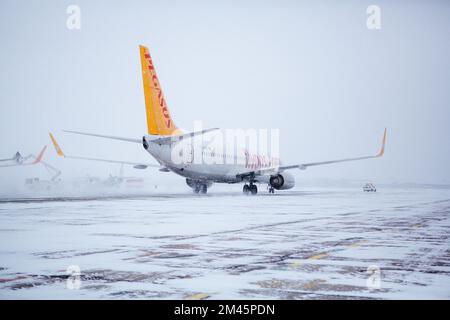 Odessa, Ukraine - VERS 2018: Avion de compagnie Pegasus sur piste en blizzard. Avion en train de rouler sur la piste d'atterrissage pendant une forte neige. Passager Banque D'Images