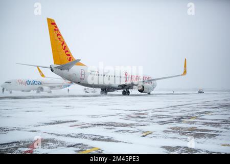 Odessa, Ukraine - VERS 2018: Avion de compagnie Pegasus sur piste en blizzard. Avion en train de rouler sur la piste d'atterrissage pendant une forte neige. Passager Banque D'Images