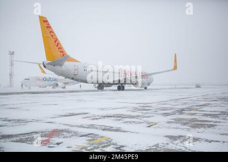 Odessa, Ukraine - VERS 2018: Avion de compagnie Pegasus sur piste en blizzard. Avion en train de rouler sur la piste d'atterrissage pendant une forte neige. Passager Banque D'Images