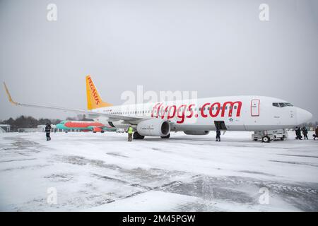 Odessa, Ukraine - VERS 2018: Avion de compagnie Pegasus sur piste en blizzard. Avion en train de rouler sur la piste d'atterrissage pendant une forte neige. Passager Banque D'Images