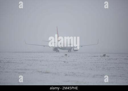 Odessa, Ukraine - VERS 2018: Avion de compagnie Pegasus sur piste en blizzard. Avion en train de rouler sur la piste d'atterrissage pendant une forte neige. Passager Banque D'Images