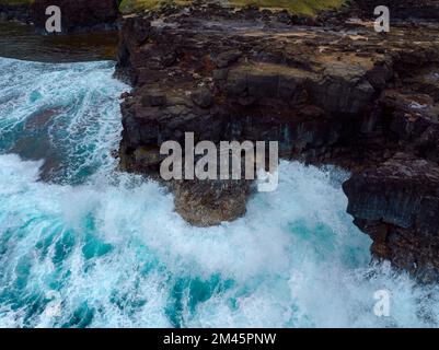 La roche de pleuring (nom de frech : la roche qui pleure) est une splendide formation géologique dans le sud de l'île Maurice. Proche de la ville de Souillac sur la plage de gris gris. Banque D'Images