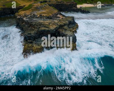 La roche de pleuring (nom de frech : la roche qui pleure) est une splendide formation géologique dans le sud de l'île Maurice. Proche de la ville de Souillac sur la plage de gris gris. Banque D'Images