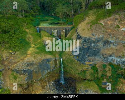 Le Cascade V est la petite cascade proche de la ville de Souillac et de la plage de gris dans le sud de l'île Maurice. La chute d'eau se trouve sur la plage. Un incroyable effet blac Banque D'Images