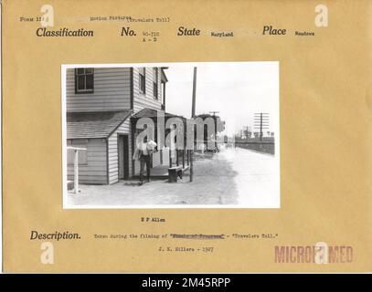 E. F. Allen pendant le tournage de « Travelers Toll ». Légende originale : E. F. Allen - prise pendant le tournage de « Travelers Toll ». J. K. Hillers - 1927. État: Maryland place: Meadows. Banque D'Images