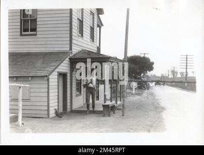 E. F. Allen pendant le tournage de « Travelers Toll ». Légende originale : E. F. Allen - prise pendant le tournage de « Travelers Toll ». J. K. Hillers - 1927. État: Maryland place: Meadows. Banque D'Images