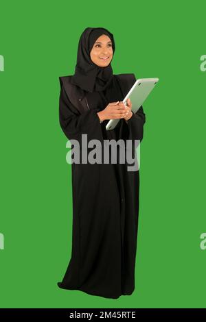 Portrait d'une femme d'affaires arabe tenant un ordinateur portable. Banque D'Images