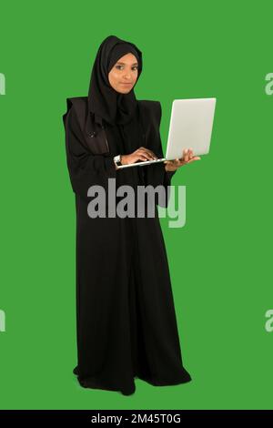Portrait d'une femme d'affaires arabe tenant un ordinateur portable. Banque D'Images