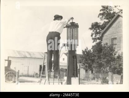 Photographie prise pendant le tournage de « Travelers Toll ». Légende originale : prise lors du tournage de « Travelers Toll ». J. K. Hillers - 1927. État: Maryland place: Meadows. Banque D'Images