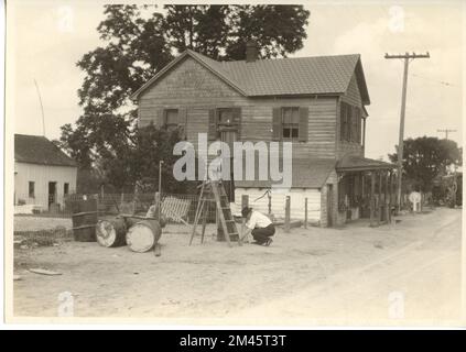 Photographie prise pendant le tournage de « Travelers Toll ». Légende originale : prise lors du tournage de « Travelers Toll ». J. K. Hillers - 1927. État: Maryland place: Meadows. Banque D'Images