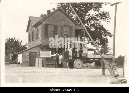 E. F. Allen pendant le tournage de « Travelers Toll ». Légende originale : E. F. Allen - prise pendant le tournage de « Travelers Toll ». J. K. Hillers - 1927. État: Maryland place: Meadows. Banque D'Images