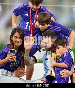 Ville de LUSAIL, QATAR - DÉCEMBRE 18 : coupe du monde de la FIFA, Qatar 2022 finale du match entre l'Argentine et la France au stade Lusail sur 18 décembre 2022 à Lusail, Qatar. Fussball Weltmeisterschaft finale Argentine - Frankreich Lionel Messi de l'Argentine fêtez avec les fans après leur victoire avec Antonella Rattzzo épouse de Lionel Messi de l'Argentine und Kindern und Frau FIFA WM 2022 au Qatar Katar coupe du monde de football de la FIFA 2022 © diebilderwelt / Alay stock Banque D'Images