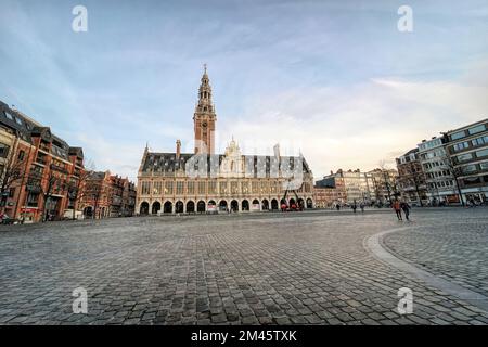 Photo en petit angle de la célèbre bibliothèque universitaire sur le marché de la place Ladeuze à Louvain, en Belgique Banque D'Images