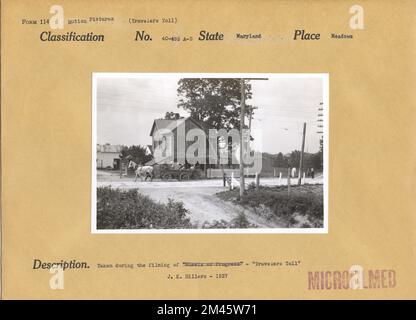 Photographie prise pendant le tournage de « Travelers Toll ». Légende originale : prise pendant le tournage de « Wheels of Progress » - « Travelers Toll ». J. K. Hillers - 1927. État: Maryland place: Meadows. Banque D'Images