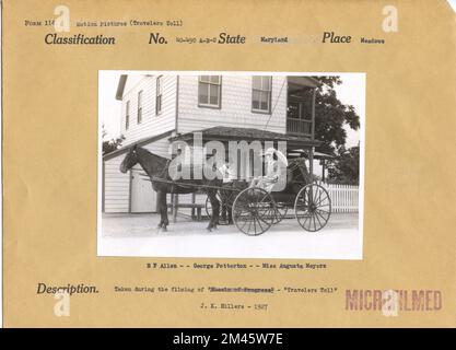 E. F. Allen, George Potterton et Mlle Augusta Meyers, pendant le tournage de « Travelers Toll ». Légende originale: E. F. Allen - George Potterton - Mlle Augusta Meyers prise pendant le tournage de 'Wheels of Progress' - 'Travelers Toll'. J. K. Hillers - 1927. État: Maryland place: Meadows. Banque D'Images