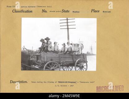 Photographie prise pendant le tournage de « Travelers Toll ». Légende originale : prise pendant le tournage de « Wheels of Progress » - « Travelers Toll ». J. K. Hillers - 1927. État: Maryland place: Meadows. Banque D'Images