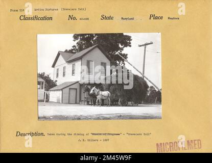 Photographie prise pendant le tournage de « Travelers Toll ». Légende originale : prise pendant le tournage de « Wheels of Progress » - « Travelers Toll ». J. K. Hillers - 1927. État: Maryland place: Meadows. Banque D'Images