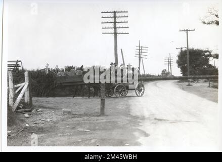 Photographie prise pendant le tournage de « Travelers Toll ». Légende originale : prise pendant le tournage de « Wheels of Progress » - « Travelers Toll ». J. K. Hillers - 1927. État: Maryland place: Meadows. Banque D'Images