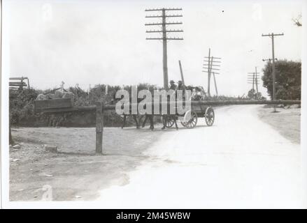 Photographie prise pendant le tournage de « Travelers Toll ». Légende originale : prise pendant le tournage de « Wheels of Progress » - « Travelers Toll ». J. K. Hillers - 1927. État: Maryland place: Meadows. Banque D'Images