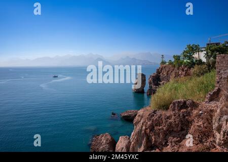 Côte et maisons d'Antalya. Drapeau turc sur les rochers Banque D'Images
