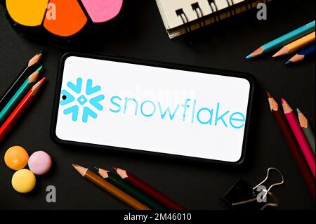 Pologne. 17th décembre 2022. Sur cette photo, un logo en forme de flocon de neige apparaît sur un smartphone. Crédit : SOPA Images Limited/Alamy Live News Banque D'Images