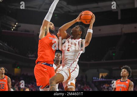 Des chevaux de Troie de la Californie du Sud gardent Reese Dixon-Waters (2) en bonds avec Auburn Tigers en avant Johni Broome (4) lors d'un match de basketball de la NCAA le dimanche D. Banque D'Images