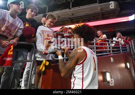 Des chevaux de Troie de la Californie du Sud gardent Reese Dixon-Waters (2) autographe un chapeau pour un fan après un match de basket-ball de la NCAA le dimanche 18 décembre 2022, à Los Ang Banque D'Images