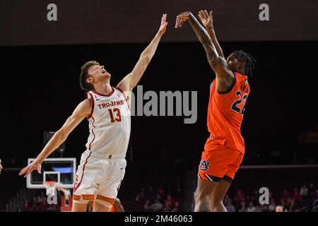 La garde des Tigres d'Auburn Allen Flanigan (22) tire la balle tandis que la garde des chevaux de Troie de la Californie du Sud attirait Peterson (13) s'entête pour se défendre lors d'un baskett de la NCAA Banque D'Images