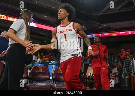 Des chevaux de Troie de la Californie du Sud gardent Malik Thomas (1) avant un match de basket-ball de la NCAA contre les Tigres Auburn le dimanche 18 décembre 2022, à Los Angeles. Banque D'Images