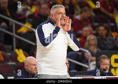 Bruce Pearl, entraîneur-chef des Tigers d'Auburn, crie lors d'un match de basket-ball de la NCAA contre les chevaux de Troie de la Californie du Sud le dimanche 18 décembre 2022, à Los Angeles Banque D'Images