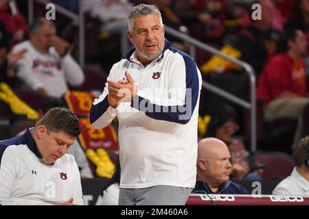 Bruce Pearl, entraîneur-chef des Tigers d'Auburn, s'accroche à un match de basket-ball de la NCAA contre les chevaux de Troie de la Californie du Sud le dimanche 18 décembre 2022, à Los an Banque D'Images