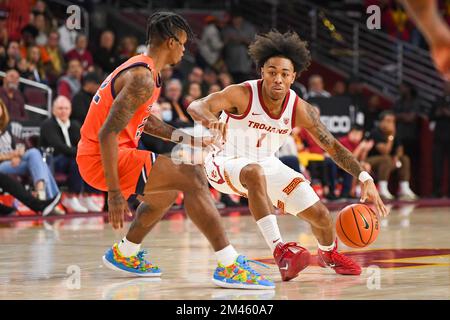 Des chevaux de Troie de la Californie du Sud protègent Malik Thomas (1) lors d'un match de basket-ball de la NCAA contre les Tigres d'Auburn, le dimanche 18 décembre 2022, à Los Angeles. Banque D'Images