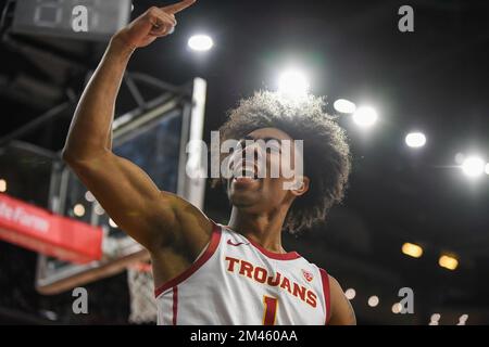 Des chevaux de Troie de la Californie du Sud protègent Malik Thomas (1) lors d'un match de basket-ball de la NCAA contre les Tigres d'Auburn, le dimanche 18 décembre 2022, à Los Angeles. Banque D'Images