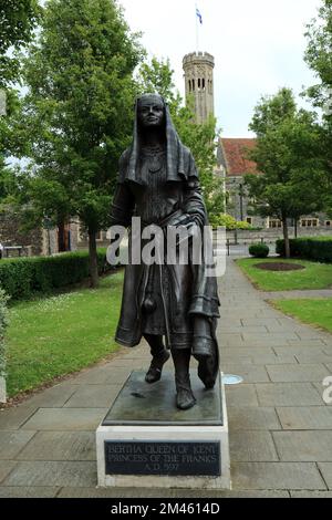 Statue de la reine Bertha dans Lady Wootton's Green, Canterbury, Kent, Angleterre, Royaume-Uni Banque D'Images