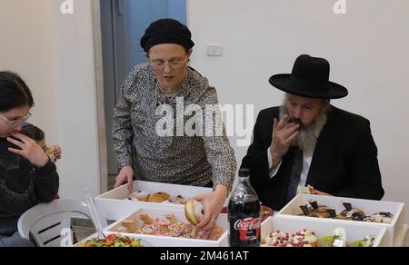 JÉRUSALEM, ISRAËL - DÉCEMBRE 18 : le rabbin Yitzchak Goldstein, chef de la Diaspora Yeshiva mange un donut traditionnel sufganiyot mangé pendant Hanoukkah la première nuit de la fête juive de Hanoukkah, parfois appelée festival des lumières, sur 18 décembre 2022 à Jérusalem, Israël. Les Juifs du monde entier célèbrent aujourd'hui le premier jour de Hanukkah, le festival juif de huit jours. Hanoukkah, ou Chanukah, commémore la victoire juive en 165 avant J.-C. sur l'oppression syro-grecque menée par le roi Antiochus IV Crédit : Eddie Gerald/Alay Live News Banque D'Images