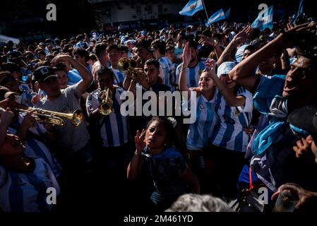 Après avoir remporté une fusillade de pénalité, l'Argentine bat la France en finale de la coupe du monde et une foule de supporters se sont rassemblés autour de l'obélisque pour célébrer Banque D'Images