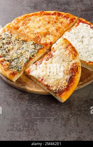 Le Quattro formaggi est une variété de pizzas italiennes recouvertes d'une combinaison de quatre sortes de fromages tels que la mozzarella, la gorgonzola, la ricotta et le parmesan Banque D'Images