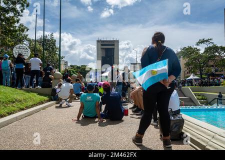 Les fans regardent la finale de la coupe du monde de la FIFA 2022 à Caracas (Venezuela) entre l'Argentine et la France. Des écrans géants ont été installés dans différents carrés Banque D'Images