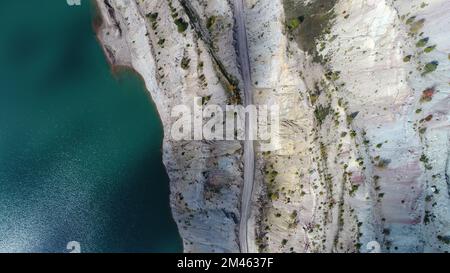 Eau turquoise dans un lac de forêt de montagne avec des pins. Vue aérienne sur le lac bleu et les forêts verdoyantes. Vue sur le lac entre forêt de montagne. Plus de Banque D'Images