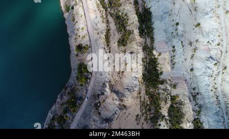 Eau turquoise dans un lac de forêt de montagne avec des pins. Vue aérienne sur le lac bleu et les forêts verdoyantes. Vue sur le lac entre forêt de montagne. Plus de Banque D'Images