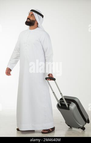 Emirati homme portant une valise. Banque D'Images