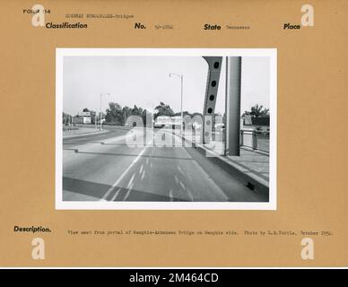 Vue vers l'est depuis le portail du pont Memphis-Arkansas sur Memphis Side. Légende originale : vue vers l'est depuis le portail du pont Memphis-Arkansas sur Memphis Side. Photo de L.S. Tuttle, octobre 1952. État: Tennessee. Lieu: Memphis. Banque D'Images
