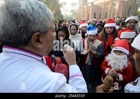 Peshawar, Pakistan. 18th décembre 2022. Les membres de la minorité chrétienne du Pakistan vêtus de Santa Clause participent à un rassemblement avant Noël dans une rue de Peshawar. Le Pakistan est un pays musulman à majorité sunnite avec quatre millions de chrétiens sur une population totale d'environ 200 millions d'habitants. (Photo de Hussain Ali/Pacific Press) crédit: Pacific Press Media production Corp./Alay Live News Banque D'Images