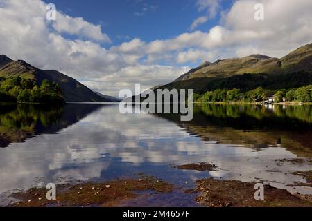 Réflexions au Loch Shiel à Glenfinnan dans les Highlands écossais. Banque D'Images