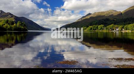 Réflexions au Loch Shiel à Glenfinnan dans les Highlands écossais. Banque D'Images